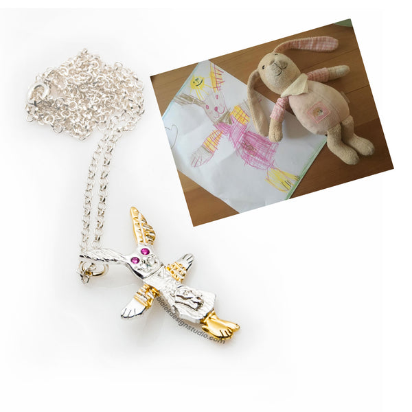 NASZYJNIK Z RYSUNKU DZIECKA - KRÓLIŚ Z RUBINAMI W OCZACH